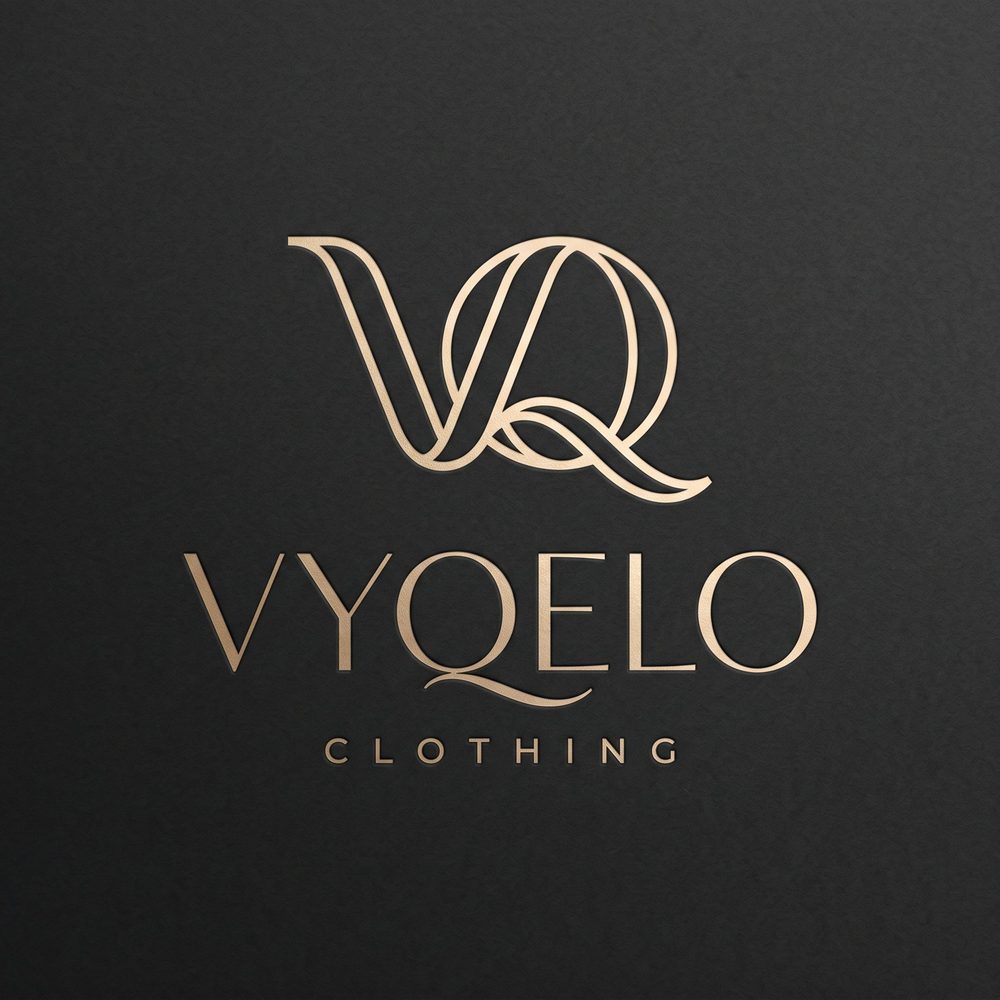 Logo VYQELO Clothing: iniciales entrelazadas en dorado sobre fondo negro